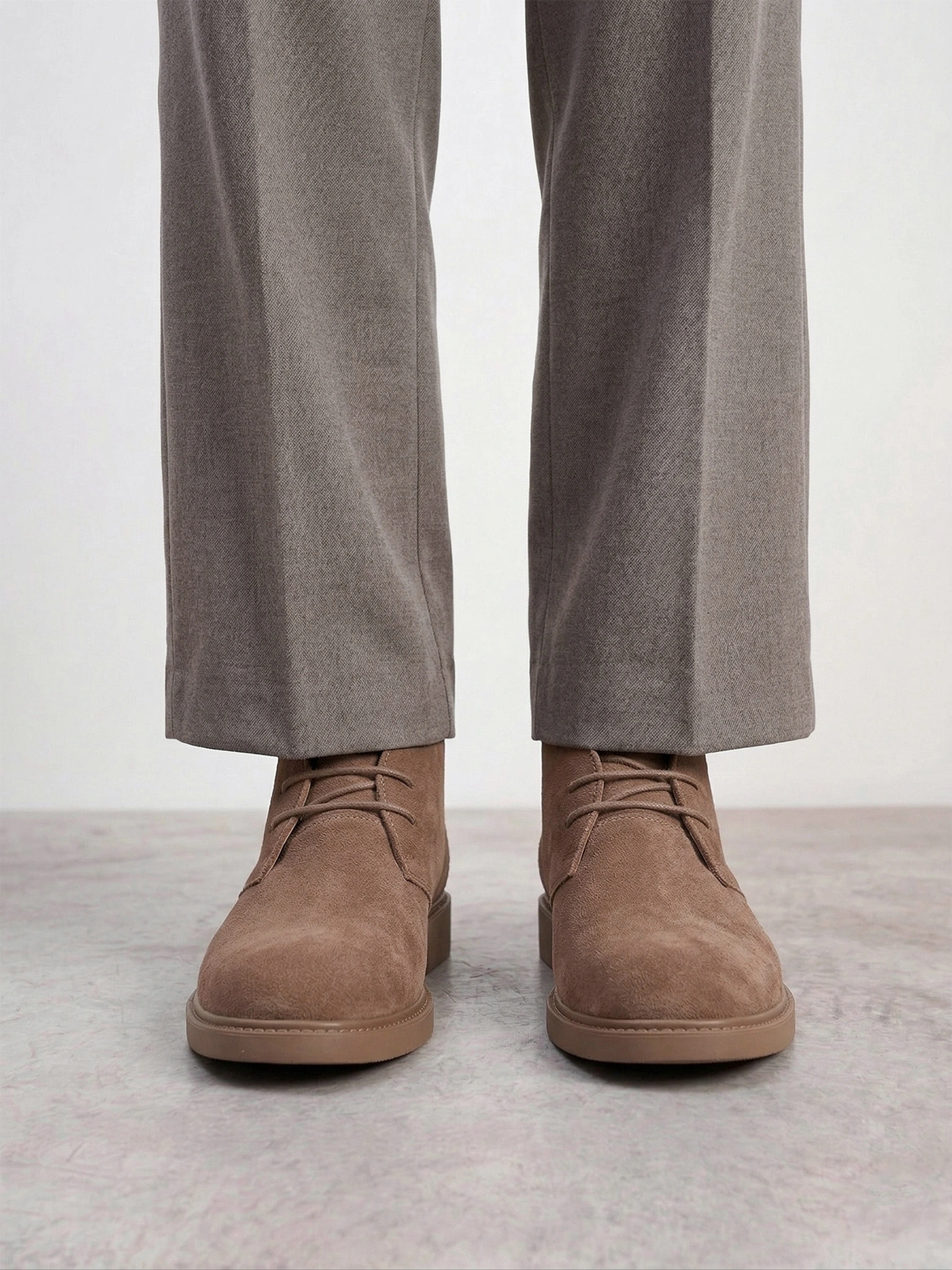 Ботинки бежевого цвета на шнуровке из натуральной замши